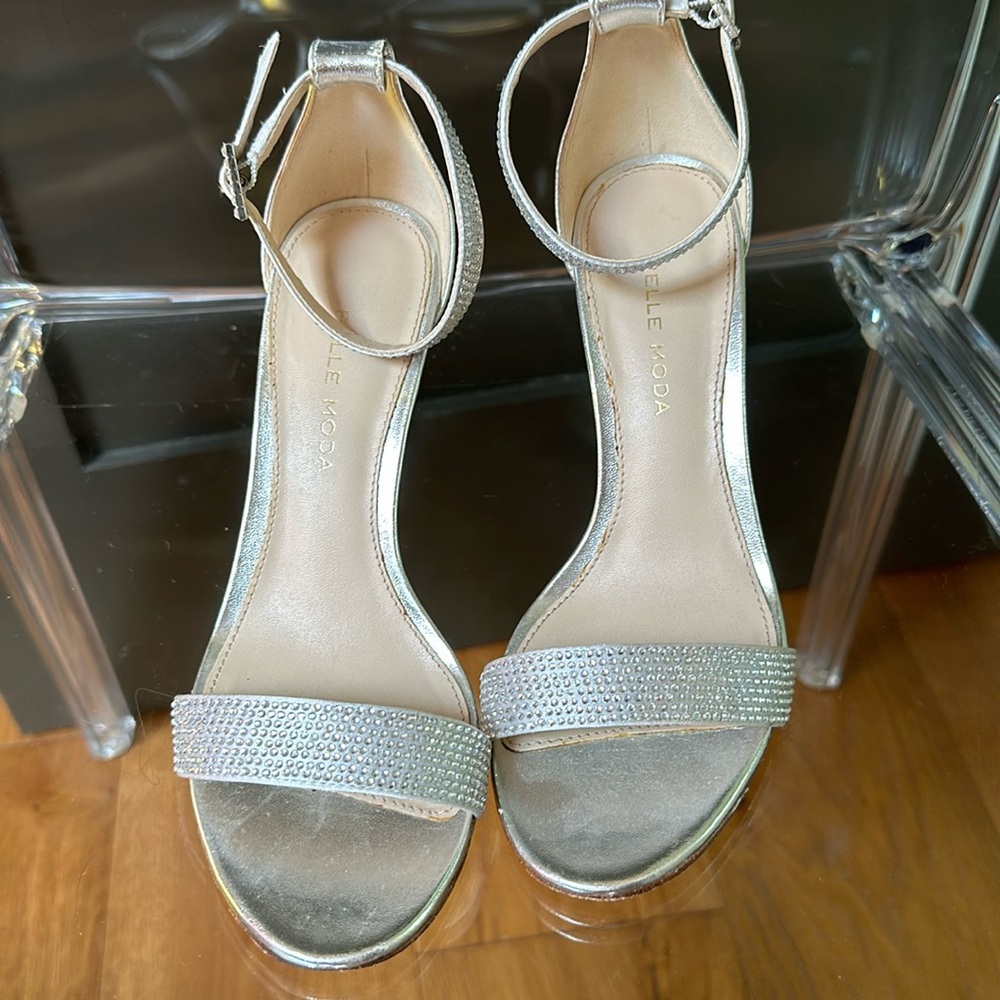 Women’s Silver High Heel sandal. Size 6.5
Perfect Party Shoes! - Picture 2 of 5